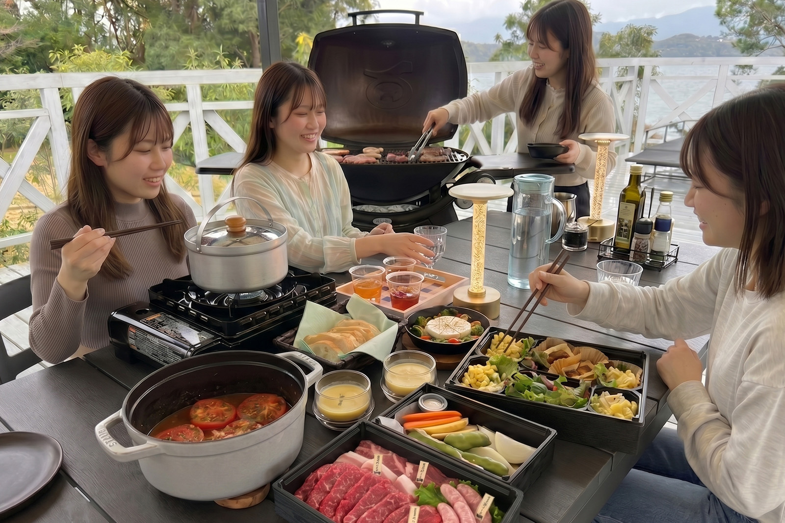 ウッドデッキで日帰りBBQを楽しむ様子